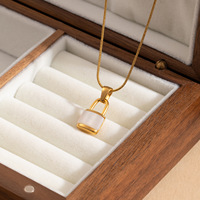 Collier pendentif en forme de cœur en acier inoxydable plaqué or 18 carats pour femmes, bijoux minimalistes avec chaîne à breloques