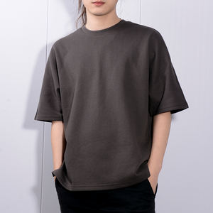 Camiseta YinQu de Algodón Grueso Tejido con Cuello Ancho, Estampado Personalizado con Serigrafía Puff, Camiseta Oversize de Hombre con Hombros Caídos y Corte Cuadrado AMEKAJI - Product Image 4