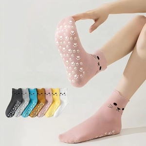 Chaussettes de Pilates mignonnes pour femmes, antidérapantes, avec motif de patte de chat, pour le yoga, la barre, l'hôpital, la marche pieds nus, les entraînements, la remise en forme - Product Image 2