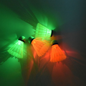 NEOB Volant <span class=keywords><strong>de</strong></span> <span class=keywords><strong>badminton</strong></span> lumineux en plastique, résistant au vent, pour entraînement intérieur et extérieur, avec lampe LED fluorescente en nylon - Product Image 3