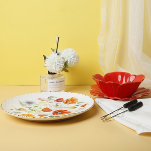 Ensemble de bols et d'assiettes en céramique - Forme de pétale de fleur rouge - Ensemble de 3 pièces - Product Image 5