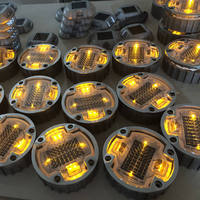 Borne de signalisation routière solaire à LED clignotante en aluminium CE IP68 avec yeux de chat intégrés, réflecteur prismatique haute intensité, capacité de charge >40T