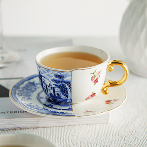Ensemble de tasses à thé et soucoupes en céramique vintage avec poignée dorée, motif floral bleu et blanc pour le thé de l'après-midi - Product Image 2