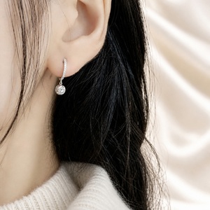ต่างหูแบบห่วง Xinfly 18K ทองคำขาวประดับเพชรทรงกลม 0.60 กะรัต เพชรเลี้ยงในห้องปฏิบัติการ ตัวเรือนแบบฝังเพชร Pavé เครื่องประดับชั้นดีสำหรับผู้หญิง - Product Image 3