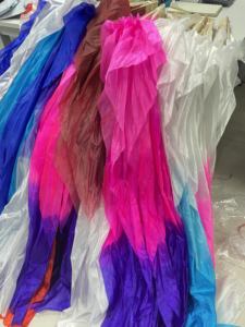 พัดเต้นรำไหมคุณภาพสูงสีรุ้ง พัดยาวสำหรับการเต้นรำ 100% โพลีเอสเตอร์ สำหรับฝึกซ้อมและการแสดงบนเวที พัดเต้นรำไม้ไผ่ 13 ซี่ - Product Image 5