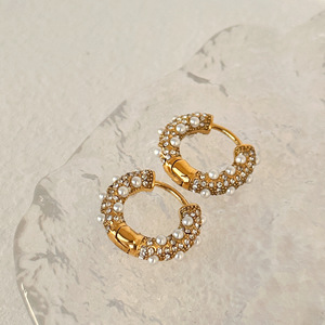 Pendientes de Aro Personalizados, Elegantes y Resistentes al Deslustre, Chapados en Oro de 18K, de Acero Inoxidable Brillante con Circonita y Perla - Product Image 5