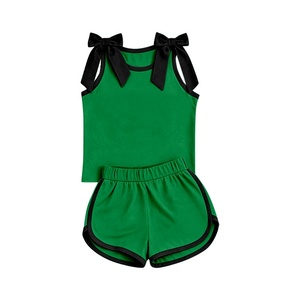 Completo Estivo per Bambine: Top Verde Tinta Unita con Pantaloncini Elasticizzati e Fiocco Nero - Product Image 2