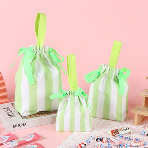 Bolsa de Regalo Personalizada de Lona Resistente con Cordón, Diseño a Rayas, Opción de Dos Asas, Multicolor, Venta al por Mayor para Eventos Promocionales y Minoristas - Product Image 2