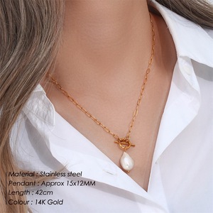 Uionen 592 Collier en acier inoxydable pour femme avec chaîne carrée tendance et pendentif en perle plaqué or disponible en or ou en argent - Product Image 2