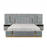 Lit capitonné de style luxueux de conception nouvelle OEM, tête de lit large, lit king-size en velours.
