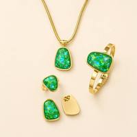 Ensemble de bijoux de luxe en acier inoxydable 316L avec zircone cubique, plaqué or PVD 18 carats, comprenant un collier ras-du-cou, un bracelet manchette, une bague et des boucles d'oreilles clous, tendance pour femme