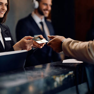 Venta al por mayor de código <span class=keywords><strong>QR</strong></span> magnético de PVC azul personalizado sin contacto RFID Nfc para Hotel Motel llave tarjeta segura habitación tarjeta de visita pago - Product Image 3