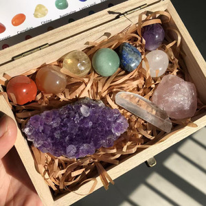 Kit Cadeau de Pierres Roulées en Améthyste Géode de Haute Qualité, 7 Chakras, en Boîte en Bois, Vente en Gros - Product Image 3