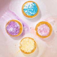 Bombes de bain végétaliennes au sel de mer à bulles d'huiles essentielles faites à la main avec cristal