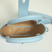 Sac seau mini mignon avec pendentif en peluche, sac bandoulière et à poignée supérieure en cuir PU souple pour un style quotidien