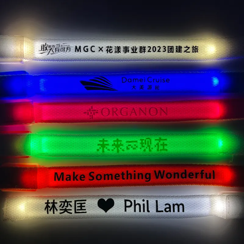 Diseño libre botón desechable batería brillo pulseras LED muñequera logotipo personalizado fiesta pulsera Led evento RGB Led pulsera