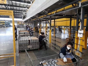 Soportes <span class=keywords><strong>de</strong></span> TV <span class=keywords><strong>de</strong></span> suelo Led flotante Mesa <span class=keywords><strong>con</strong></span> <span class=keywords><strong>ruedas</strong></span> Piso moderno Montado en la pared Soporte <span class=keywords><strong>de</strong></span> TV <span class=keywords><strong>de</strong></span> pie rodante negro - Product Image 6