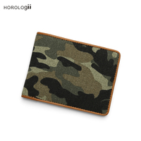 Dompet pria mencampur kanvas Camo dengan usia kulit Italia kasar tapi halus mengembangkan Patina pribadi