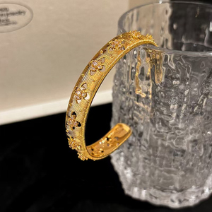 Bracciale in oro spazzolato fatto a mano in Italia, misura regolare, design a stella, gioiello da donna - Product Image 3