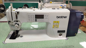 Le S-7180A Brother utilise <span class=keywords><strong>un</strong></span> moteur à entraînement direct pour fournir une couture de haute qualité et augmenter l'efficacité de la production. - Product Image 4