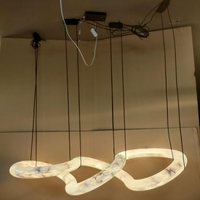 Suspension minimaliste en laiton torsadé, design boucle infinie, abat-jour en albâtre, blanc chaud 2700K, pour un éclairage de luxe et économe en énergie