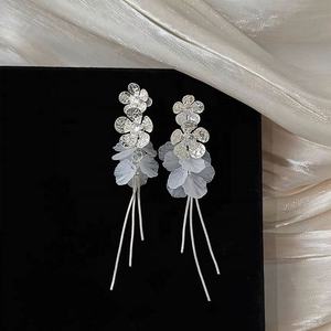 Elegantes Pendientes de Botón Chapados en Oro, Largos, de Aleación de Zinc Blanca, con Forma de Flor, Nuevo Diseño de Diamantes de Moda, para Mujer, para Fiestas - Product Image 4