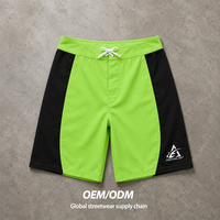 Shorts de bain et de surf pour hommes en polyester 100% OEM ODM, à panneaux contrastants incurvés, longueur 10 pouces, séchage rapide, style streetwear, pour la plage et le quotidien