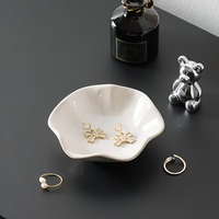 Plateau de présentation en céramique en forme de trèfle pour bagues, boucles d'oreilles, clés et petits objets. Idéal pour le bureau, l'entrée ou la décoration intérieure.