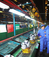 Ligne de production semi-automatique économique pour l'assemblage de motos, capacité de 10 à 100 unités par jour, personnalisable pour les usines