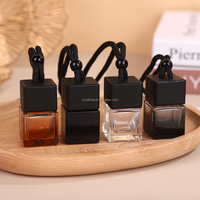 Diffuseur de parfum de voiture élégant de forme carrée de 8ml suspendu bouteille de parfum en verre couvercle en bois noir accessoire intérieur pour intérieurs de voiture