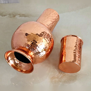 Bouteille d'eau artisanale en cuivre pur avec design en forme de surahi en verre intégré et fond en cuivre durable pour un usage quotidien - Product Image 2