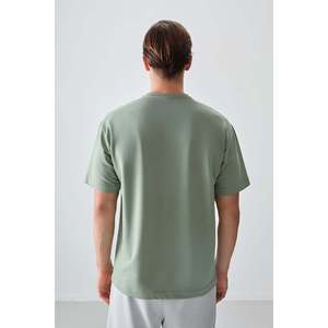 เสื้อยืดผู้ชายพิมพ์ลายทรงโอเวอร์ไซส์ เนื้อผ้าฝ้ายสีเขียวอ่อน หนานุ่ม รุ่น 88373 - ลายกระบองเพชร - Product Image 5