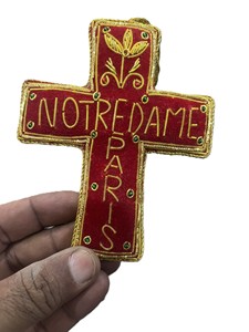 Adorno de cruz de terciopelo hecho a mano con bordado de zari dorado, cruz de lujo color burdeos colgante con adornos de piedras preciosas. - Product Image 2