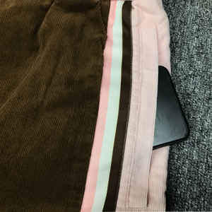 Pantalones cortos de baloncesto personalizados del fabricante, pantalones cortos de baloncesto de estilo callejero deportivos marrones de tela de pana - Product Image 5