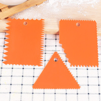 Set de 3 grattoirs à gâteaux en plastique en dents de scie pour la décoration de gâteaux.