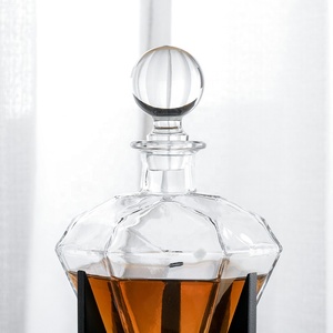 Carafe à <span class=keywords><strong>whisky</strong></span> en verre NOVARE de style américain en forme de diamant unique de 25 oz avec support en bois - Product Image 3