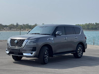 Nissan Patrol 2024 bien entretenue, conduite à droite, moteur essence V8 5.6L, boîte automatique 7 vitesses, norme Euro IV, toit ouvrant, 200-250 ch