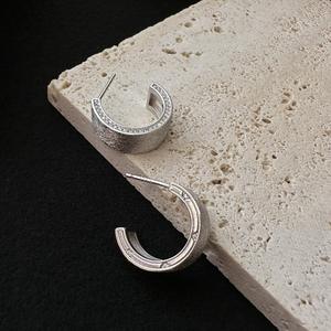 Pendientes en Forma de C de Plata de Ley S925, Estilo Retro Italiano y Francés, Diseño Elegante de Cristal Curvado, Temperamento de Lujo Ligero, Acabado Cepillado - Product Image 5