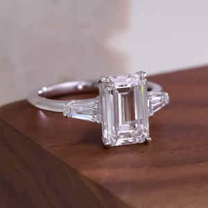 خاتم خطوبة VOAINO من الذهب الأبيض مرصع بالماس المصنّع في المختبر بتقنية CVD، بقطع الزمرد ولون VVS DEF وتصميم بثلاثة أحجار - Product Image 2