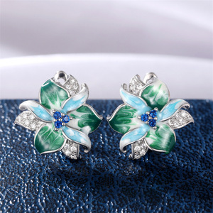 Orecchini a polsino con fiore in smalto verde e zirconi per donna, gioielli alla moda. - Product Image 6