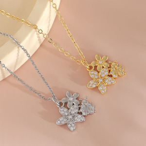 Collier ras-du-cou réglable avec pendentif deux fleurs pavées <span class=keywords><strong>de</strong></span> zircon, en cuivre épais plaqué bicolore, délicat, pour un effet amincissant et un style superposé printanier - Product Image 2