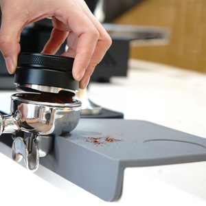 Tapis de pressage de café en silicone antidérapant pour comptoir de bar, idéal pour la préparation de l'espresso - Product Image 2