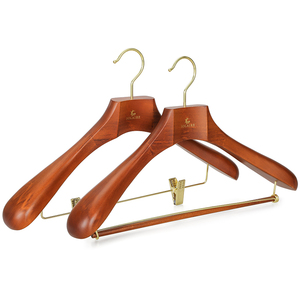 <span class=keywords><strong>Cintre</strong></span> en bois premium LINDON, robuste, à épaules larges, pour costumes, manteaux et pantalons - Product Image 1