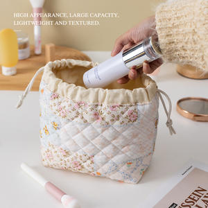 Sac de maquillage personnalisé en coton matelassé à fleurs avec cordon de serrage, sac de <span class=keywords><strong>toilette</strong></span> de voyage mignon, sac de rangement pour cosmétiques, sac cadeau pour femmes et filles - Product Image 3