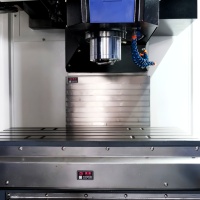 Centre d'usinage CNC vertical de haute précision ML-850 avec rails linéaires à 3 axes et broche à entraînement direct pour le fraisage des métaux