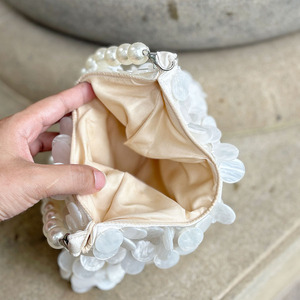 Pochette <span class=keywords><strong>de</strong></span> mariage délicate et éthérée <span class=keywords><strong>de</strong></span> style français avec fermeture éclair en nacre et sequins, ornée <span class=keywords><strong>de</strong></span> perles rondes, au charme féerique - Product Image 2