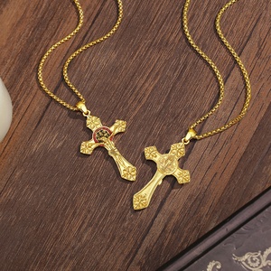 Collier Pendentif Croix de Saint Benoît Plaqué Or 18K avec Émail Rouge et Bleu, Bijou Catholique de Protection <span class=keywords><strong>pour</strong></span> Hommes - Vente en Gros - Product Image 3