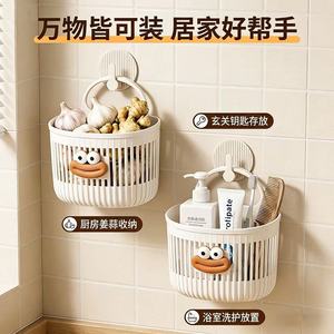 Petit panier suspendu multifonctionnel blanc, bac de rangement mural pour l'organisation de la salle de bain, de la cuisine et de l'entrée - Product Image 5