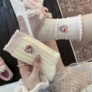 ถุงเท้าลายปักคิตตี้น่ารัก สีครีมขาว ระดับกลางน่อง สำหรับผู้หญิง ระบายอากาศได้ดี ซับเหงื่อ ลายการ์ตูนอนิเมะ - Product Image 1