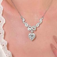 Bijoux tendance pour femmes, accessoires de mode modernes avec détails en pierre, idéaux pour les soirées et comme cadeaux de luxe : bagues, boucles d'oreilles clous, colliers et bracelets